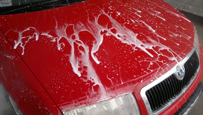 Jak myć samochód na myjni bezdotykowej